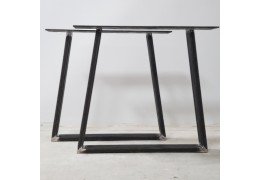 Tavolo in stile industriale: le gambe in ferro come protagoniste del design